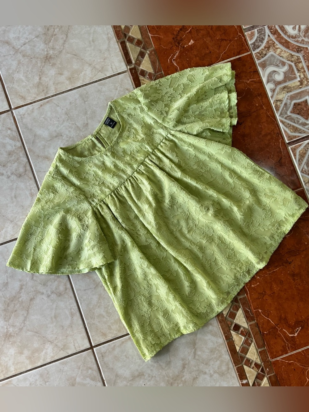 EMERY ROSE Sage Green Textured Floral Babydoll Top - Size XS